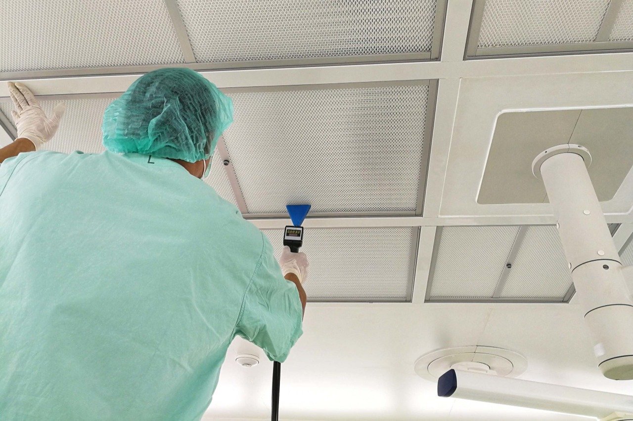 Técnico AZVIR midiendo integridad de filtro HEPA en cuarto limpio Mexicali
